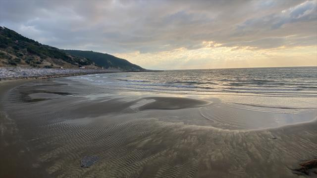 Hatay'ın Arsuz ilçesinde, deniz suyunun çekildiği görüldü